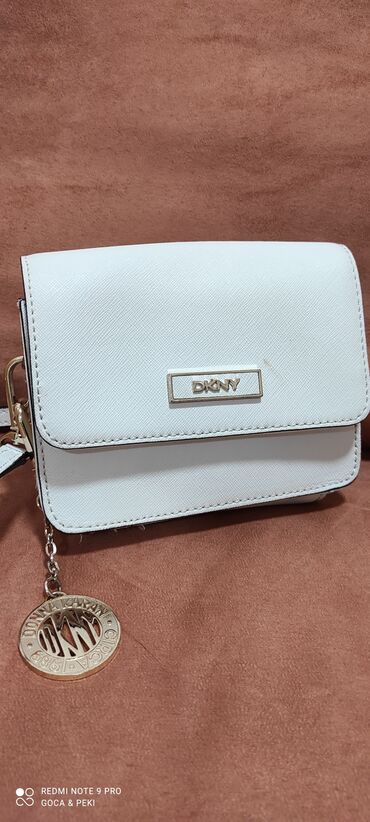 Oprema: Original DKNY nova torbica, 100% prirodna koža. Dugačak podesivi kaiš
