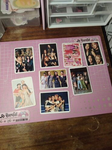 Əskinaslar: Blackpink qrupunun üzvlərinin şəkilləri ilə bəzədilmiş bir sıra foto