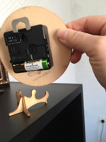 elektron saat qiymetleri: Çexoslovakiyadan gətirilmiş əl işi saat. Materialı təbii ağacdır. Tam — 2