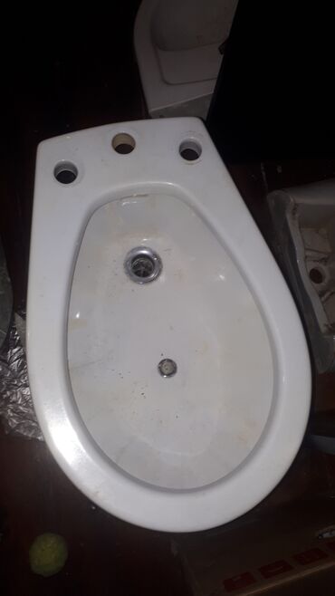 Ümumi su kranları: Bu ağ rəngli, oval formalı bide hamam otaqları üçün nəzərdə