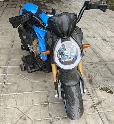 Uşaq dünyası: Uşaq elektrik motosikleti – sport dizaynlı, mavi-qara rəng sxemi — 2