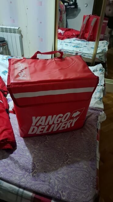 Yango Delivery loqosu ilə qırmızı rəngli, izolyasiya edilmiş