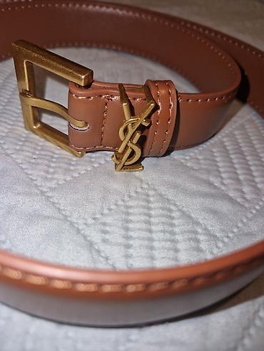 obi velika plana: Yves Saint Laurent (YSL)  kaiš braon boje, sa kopčom zlatne boje — 4