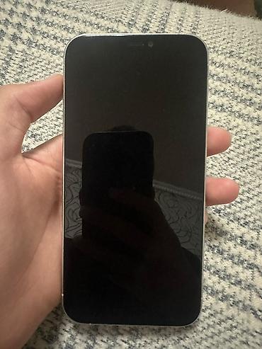 Смартфон в корпусе форм‑фактора iPhone с плоскими гранями
