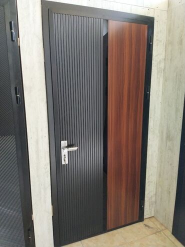 qapı taxta: Metal giriş qapısı möhkəm qara çərçivəyə malikdir. Qapının bir tərəfi