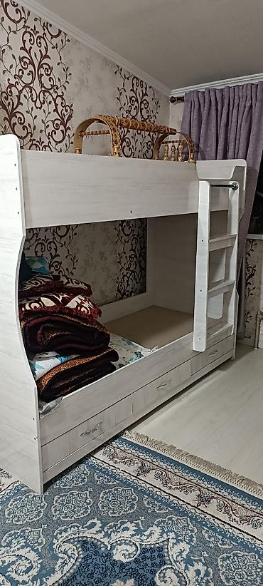 Двухъярусная детская кровать из ЛДСП в светлом древесном оттенке at lalafo.kg Двухъярусная детская кровать из ЛДСП в светлом древесном оттенке