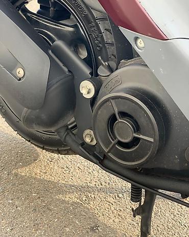 Mopedlər,skuterlər: Suzuki Let’s 4 skuter - Rəng: tünd qırmızı/gri iki rəngli kuzov - — 5