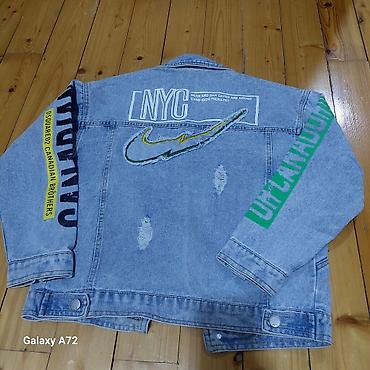 kurtkalar 2021: Unisex cins gödəkcə - Açıq mavi “washed” denim material - Ön hissədə — 2