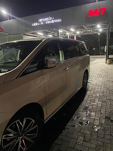 trumpchi s7: GAC Trumpchi M8 (Max) — премиальный 7‑местный минивэн бизнес‑класса — 3
