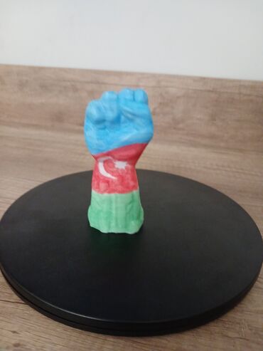 эпоксидная смола для творчества: Dəmir Yumruq Azərbaycan bayrağı rənglərində yumruq heykəlciyi -