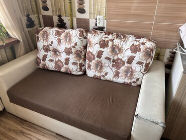 диван с подушками: Диван-кровать, цвет - Коричневый, Б/у