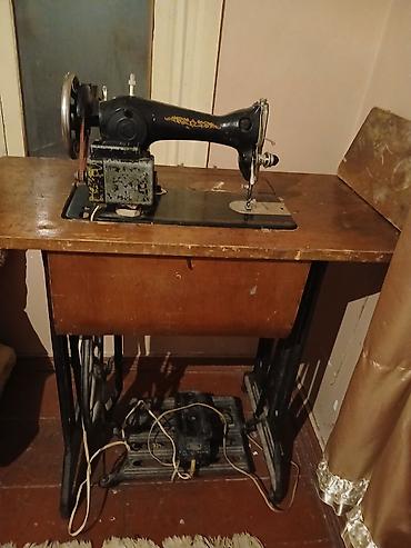 antik stol: Klassik ayaq pedallı tikiş maşını – taxta masalı stendlə birlikdə — 3