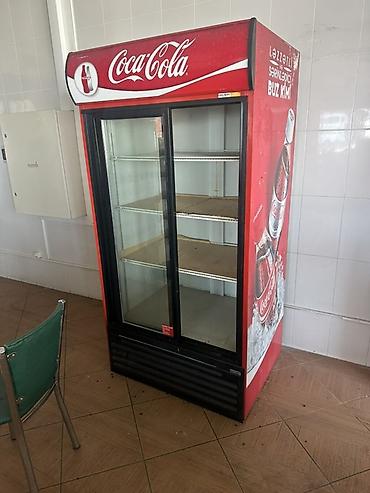 su ucun soyuducu: Məhsul: İkiqapılı şüşə vitrin soyuducu (Coca‑Cola brendli dizayn) — 2