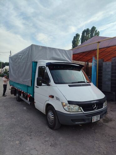 где купить наклейки на машину для выписки из роддома: Легкий грузовик, Mercedes-Benz