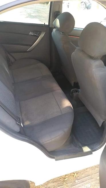 seat: Ağ rəngli kompakt sedan Texniki və dizayn xüsusiyyətləri: - Kuzov: 4 — 4