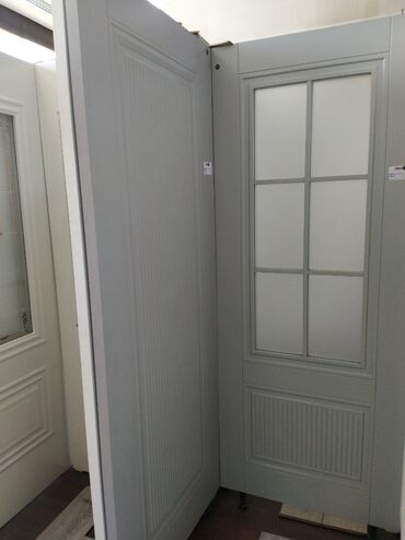 Bunker qapıları: Ağ rəngli daxili qapı, həm klassik, həm də müasir interyerlərə uyğun