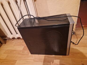 разные комплектующие: Системный блок компьютера в корпусе черного цвета с серебристыми
