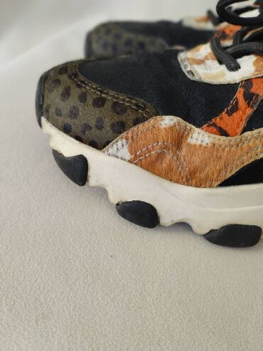 Women's Sneakers and athletic shoes: 38 — 5