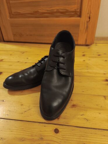 Ayaqqabılar: Qara rəngdə olan dəri kişi ayaqqabıları. Dəbli dizaynı ilə həm rəsmi — 5