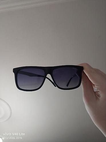 Geniş kvadrat çərçivəli gün eynəyi. İtaliyadan alinib taxilmayib