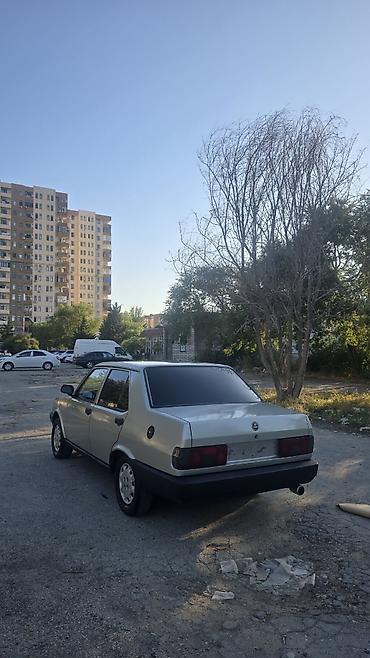 Digər avtomobillər: Model: Sedan, 4 qapı Rəng: Açıq gümüşü (iki tonlu panellərlə) — 4