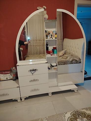 Ağ rəngli yataq otağı dəsti Komplekt aşağıdakılardan ibarətdir: -