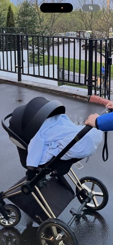 bmw 5 серия 520 4mt: Cybex markasına aid, Ferrari loqosu ilə bəzədilmiş, qara rəngli uşaq