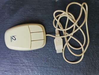 Masaüstü kompüterlər və iş stansiyaları: Köhnə Sony komputer və hissələri. sistem bloku, disketler, kalonka — 25