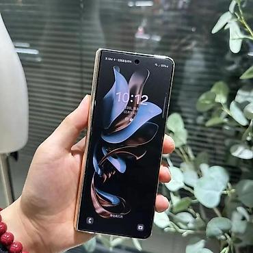 Qatlana bilən premium smartfon - Böyük daxili qatlanan ekran: planşet