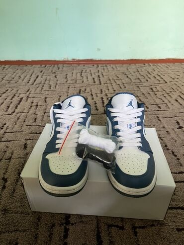 кросовки для спорта: Кроссовки в стиле Jordan 1 Low, расцветка бело‑синяя. Особенности: -