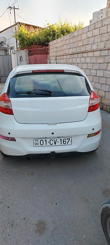 chery tiggo qiymeti: Ağ rəngli hatchback, 5 qapı, Azərbaycan nömrə nişanı 01-CV-167 — 2