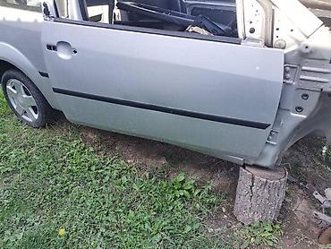 Auto-delovi: DESNA VRATA 3 VRATA ZA FORD FIESTA OD 2002. DO 2005. GOD. | FORD — 2