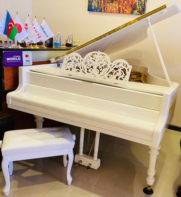 Royallar: Royal ve Pianolar. Royal Musiqi Aletleri salonu sizlere genish