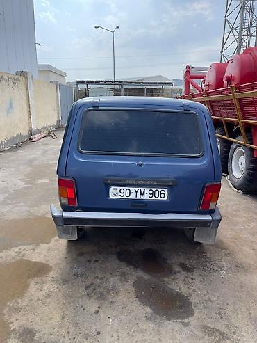 VAZ (LADA): LADA 4x4 (Niva) – mavi rəngli, 3 qapılı off-road SUV. Xüsusiyyətlər — 3