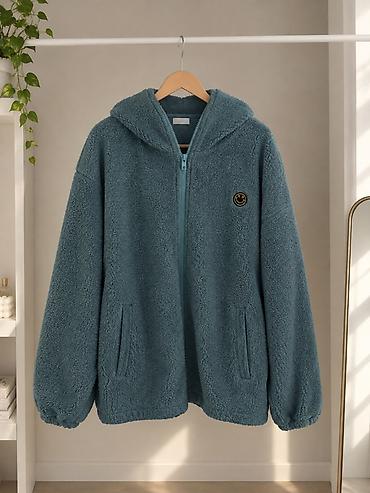 Kapüşonlu, fermuarlı, qulaqlı teddy jaket Rahat oversize modeldir lalafo.az -da Kapüşonlu, fermuarlı, qulaqlı teddy jaket Rahat oversize modeldir