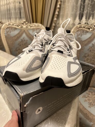 adidas новый в Кыргызстан | КРОССОВКИ И СПОРТИВНАЯ ОБУВЬ: Продаю новые кроссовки Adidas ZX 2K BOOTS (оригинал), размер 44