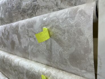 ковры страшные: Рулонные обои с текстурой под мрамор/камень в светло‑бежевой гамме