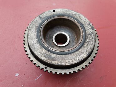 Auto delovi: Donja remenica Lada 21214i Niva. Polovno, očuvano. Skinuto sa — 1