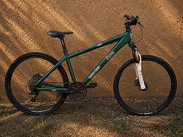 2 ci sinif defteri: Dağ velosipedi – yaşıl rəngli, sərt quyruq (hardtail) aluminiy çərçivə — 1