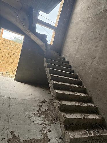 1 sot torpaq satilir: Satılır: həyət evi və əlavə tikili kompleksi - Ümumi sahə: hasarlı — 4