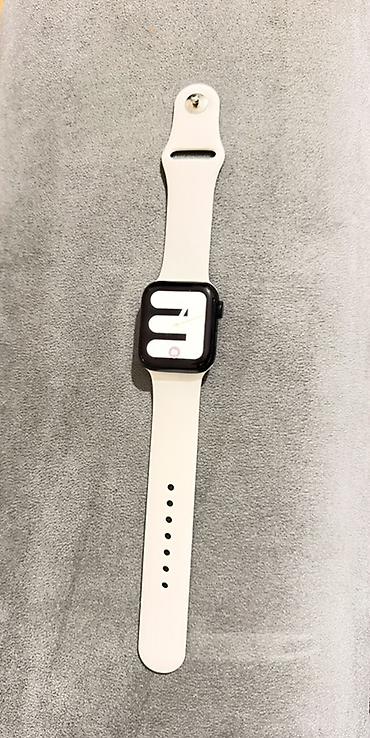 airpods pro 6: Apple Watch Series SE (40 mm) – qara korpus, ağ silikon qayış — 1