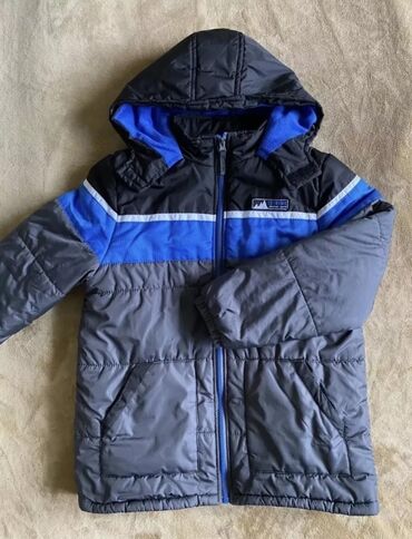 купить куртку детскую на мальчика: Куртка зимняя на 8-10 лет, б/у, есть незаметное пятно от краски на