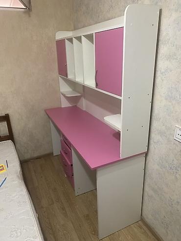 stol dəsdi: Uşaq/yeniyetmə otağı üçün geniş iş masası və üst quruluşlu kitab rəfi — 2