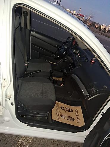 teker satsi: Chevrolet Aveo sedan – ağ rəng, 4 qapı, 5 yerlik şəhər avtomobili — 6