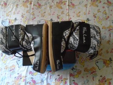 Kaputi: Mona, L, Sa postavom — 10