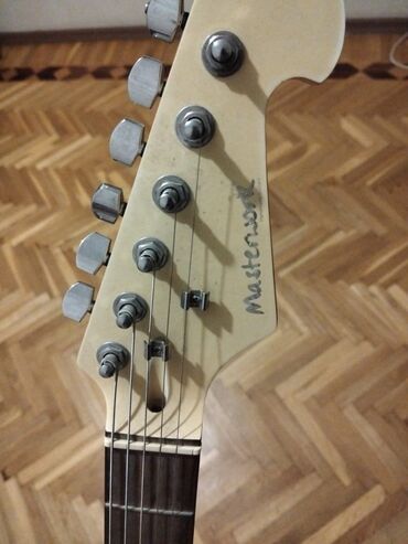 gitara: Elektro gitara Masterwork az işlenib üstünde hediyye usilitel