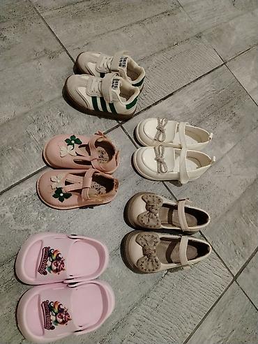 ortopedik ayaqqabı instagram: Uşaq ayaqqabıları dəsti. Şəkildə müxtəlif modeldə bir neçə cüt uşaq — 1