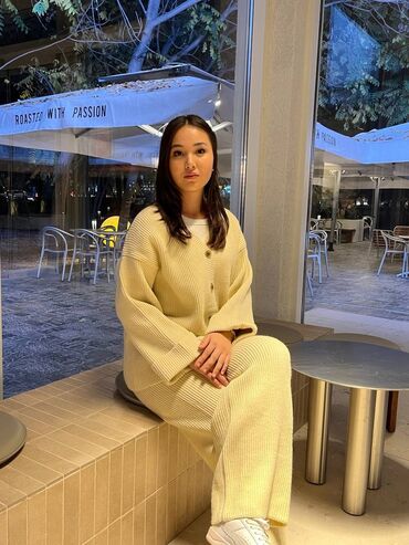 женский кошелек на молнии: Женский вязаный костюм из трикотажа, цвет — бежевый (молочный)