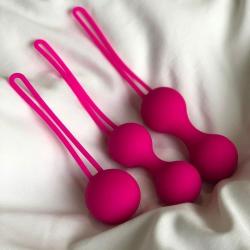 интимные шарики: Шарики Кегеля для тренировки интимных мышц фирмы Pretty Love. Набор из