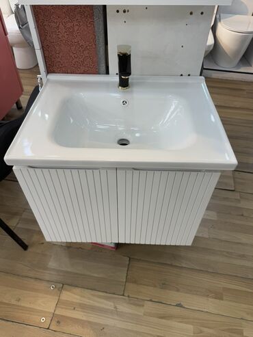 ağ sekil: Ağ rəngli keramika lavabo və ağ şkaf daxil olan vanna otağı dəsti
